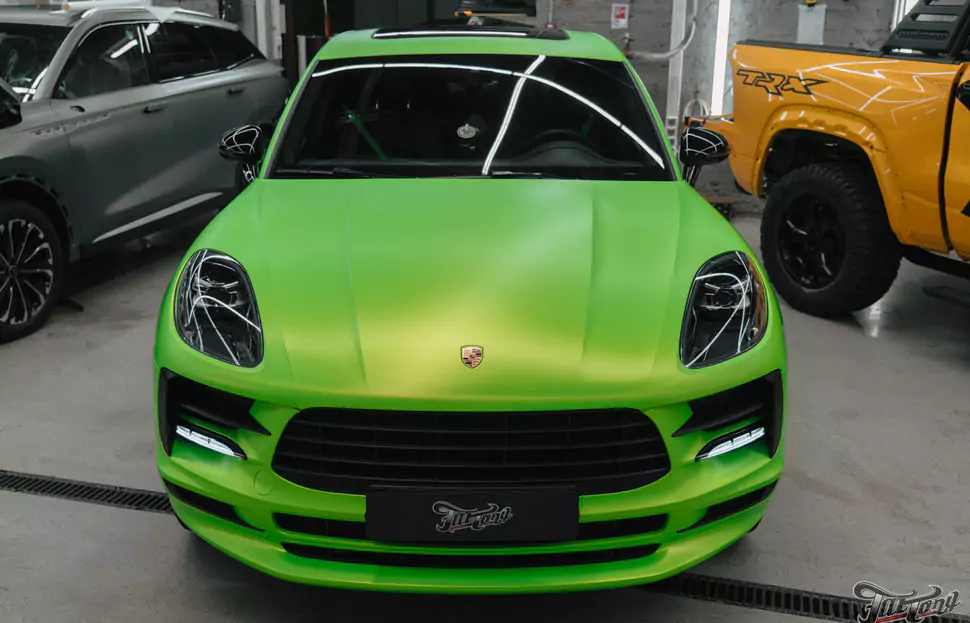 Оклеили Porsche Macan ярко-салатовым винилом и забронировали матовым полиуретаном, окрасили диски в черный глянец, установили ремни безопасности в цвет пленки (напечатали цвет!)